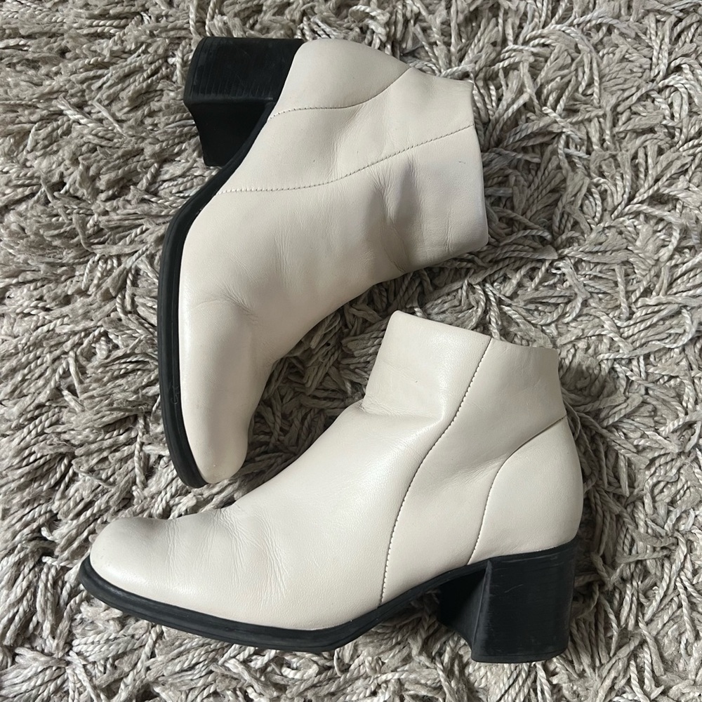 Vintage White Leather Ankle Boots with Chunky Kitten Heel, Size 7.5
